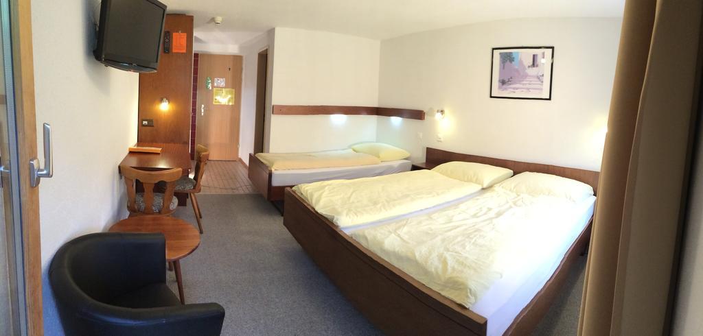 Hotel Zum See Grachen Ruang foto