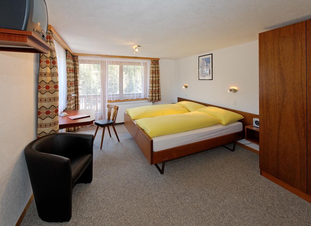 Hotel Zum See Grachen Ruang foto